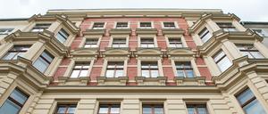 Blick auf einen modernisierten Altbau in Berlin. 