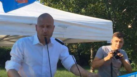 Der Landtagsabgeordnete Daniel Münschke (l.) beim Wahlkampfabschluss - rechts sein Gehilfe Hohm.