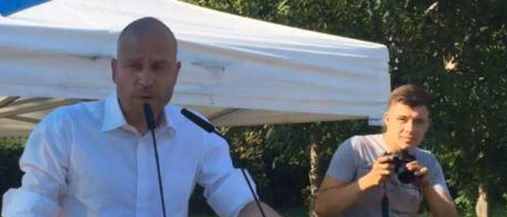 Der Landtagsabgeordnete Daniel Münschke (l.) beim Wahlkampfabschluss - rechts sein Gehilfe Hohm.