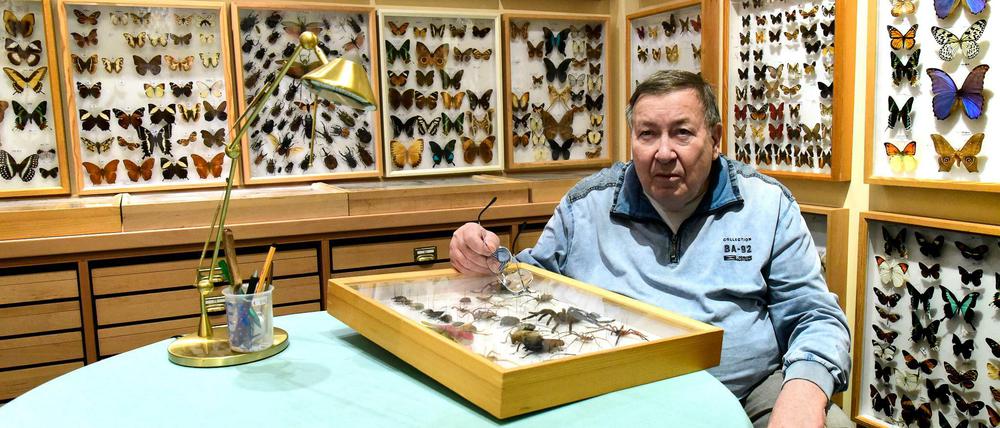 Aus der Luft gegriffen. In seinem Laden in Schöneberg verkauft Gerd Fiebig Mikroskope, Laborbedarf oder Chemiekästen.