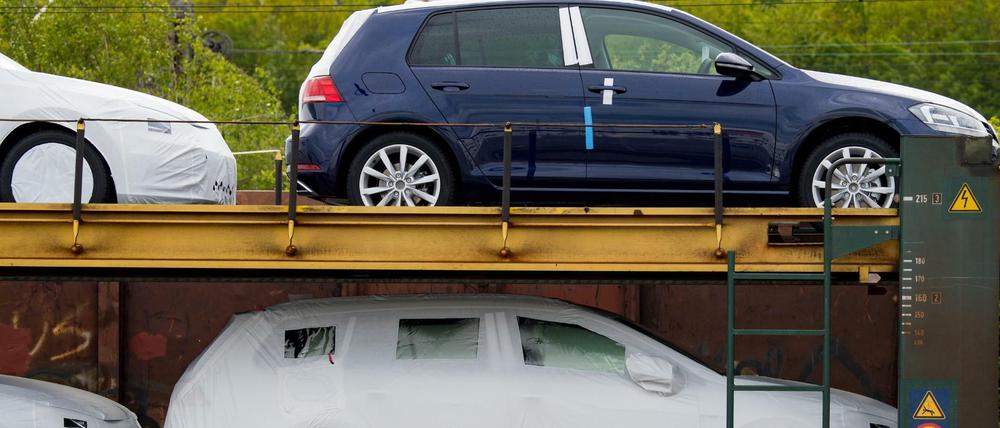 Neue Modelle des VW-Golf 8 stehen auf Zügen vor dem Werk von Volkswagen Sachsen in Zwickau zur Auslieferung bereit.