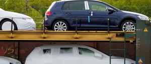 Neue Modelle des VW-Golf 8 stehen auf Zügen vor dem Werk von Volkswagen Sachsen in Zwickau zur Auslieferung bereit.