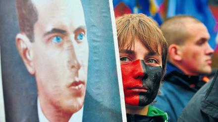 Vordenker. Bandera hat bei seinen Anhängern den Status eines Märtyrers inne. Bis heute ist sein Porträt bei Demonstrationen der ukrainischen Nationalisten allgegenwärtig.