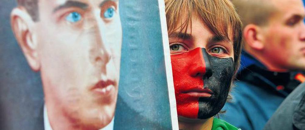 Vordenker. Bandera hat bei seinen Anhängern den Status eines Märtyrers inne. Bis heute ist sein Porträt bei Demonstrationen der ukrainischen Nationalisten allgegenwärtig.