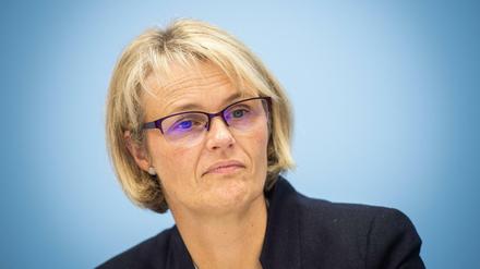 Das Ressort von Bundesbildungsministerin Anja Karliczek (CDU) untersucht abermals für viel Geld die Bedürfnisse von Brennpunktschulen, statt das Geld dort zu investieren. 
