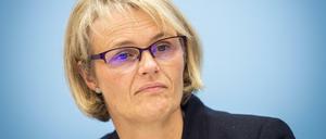 Das Ressort von Bundesbildungsministerin Anja Karliczek (CDU) untersucht abermals für viel Geld die Bedürfnisse von Brennpunktschulen, statt das Geld dort zu investieren.