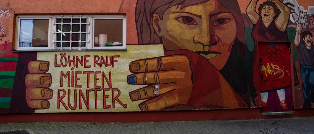 Ein Wandbild in Kreuzberg scheint den Beschluss des Berliner Senats vom 22. Oktober für den Mietendeckel zu begrüßen. 