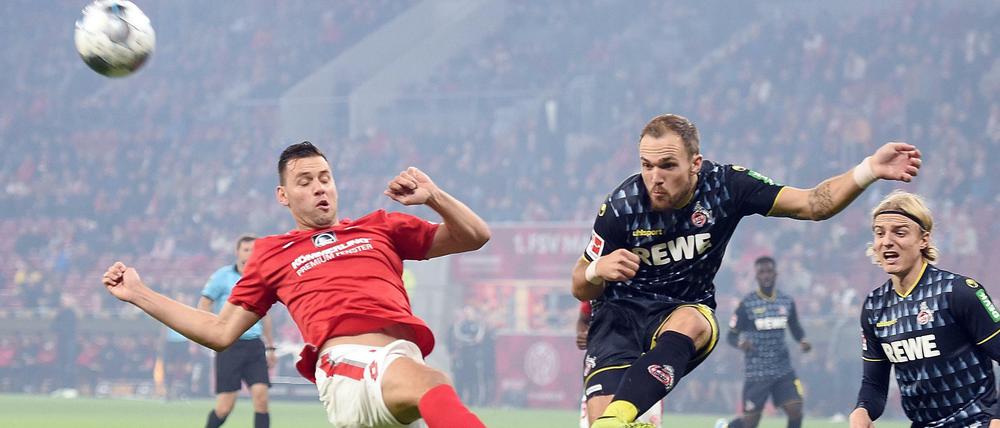 Der Mainzer Adam Szalai kommt in dieser Szene wenige Augenblicke zu spät gegen Kölns Rafael Czichos. 