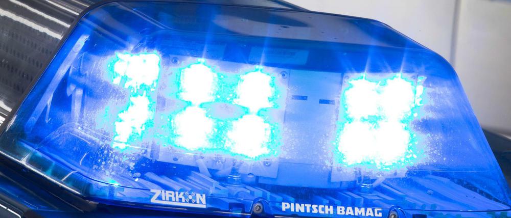 Blaulicht auf dem Dach eines Polizeiwagens.