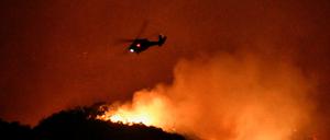 Feuerwehr-Hubschrauber über den Hügeln von West-Los-Angeles in Kalifornien