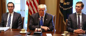 US-Präsident Donald Trump und sein Finanzminister Steven Mnuchin (l.) verantworten das höchste US-Haushaltsdefizit seit zwölf Jahren.