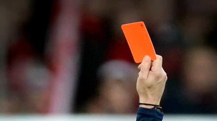 Rote Karte. Der FSV Münster hat nach dem Vorfall am Wochenende Konsequenzen gezogen und die Mannschaft vom Spielbetrieb abgemeldet.