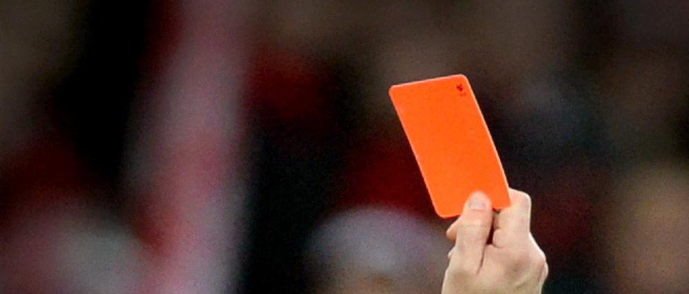 Rote Karte. Der FSV Münster hat nach dem Vorfall am Wochenende Konsequenzen gezogen und die Mannschaft vom Spielbetrieb abgemeldet. 