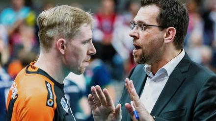 Berlins russischer Zuspieler Sergej Grankin (links, mit Trainer Cedric Enard) spielt mit den Volleys gegen zwei Klubs aus seiner Heimat. 