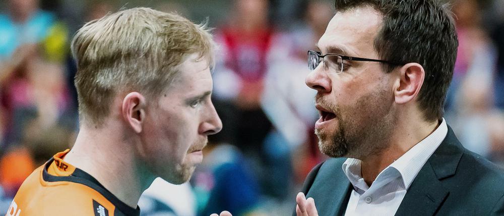 Berlins russischer Zuspieler Sergej Grankin (links, mit Trainer Cedric Enard) spielt mit den Volleys gegen zwei Klubs aus seiner Heimat. 