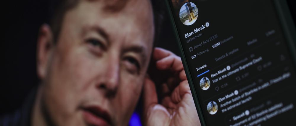 Die Bildkombo zeigt Elon Musk neben seinem auf einem Handy abgebildeten Twitter-Profil.