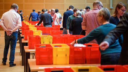 Mitarbeiter zählen im Willy-Brandt-Haus, der SPD-Parteizentrale, die Stimmzettel zum Mitgliederentscheid über einen neuen Bundesvorstand der SPD aus.