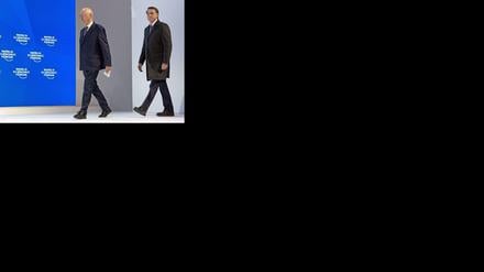 Auftritt. Filmszene aus "Das Forum" - Klaus Schwab und Brasiliens Präsident Jair Bolsonaro 2019 in Davos.