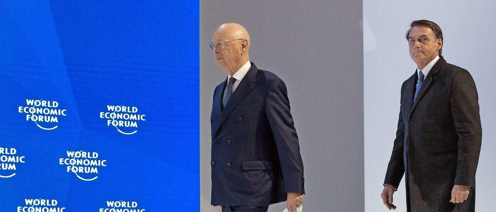 Auftritt. Filmszene aus "Das Forum" - Klaus Schwab und Brasiliens Präsident Jair Bolsonaro 2019 in Davos.