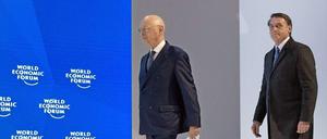 Auftritt. Filmszene aus "Das Forum" - Klaus Schwab und Brasiliens Präsident Jair Bolsonaro 2019 in Davos.