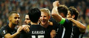 Sie freuen sich zurecht. Eintracht Frankfurt gewann mit 2:1 gegen Standard Lüttich.