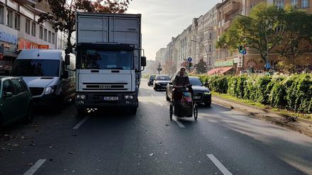 Die Situation für Fahrradfahrer auf dem Kottbusser Damm ist bis jetzt nicht gut. Das soll sich bald ändern.
