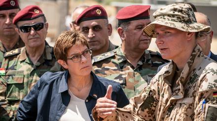 Annegret Kramp-Karrenbauer bei einem Besuch deutscher Soldaten im Irak.