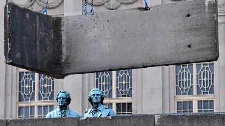 "Horizonte" heißt das Mauer-Kunstprojekt in Weimar: Auf dem Theaterplatz werden an diesem Montag 16 Beton-Mauerteile aufgestellt. Sie sollen bemalt werden. 