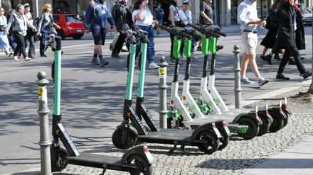 Zahlreiche E-Scooter stehen auf einem Gehweg am Gendarmenmarkt. Das ist demnächst wohl verboten.