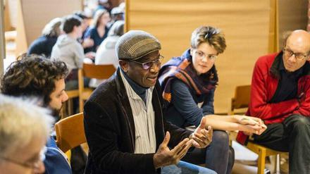 Zuhören und lernen: Ein Mitglied der Initiative "Afrique-Europe-Interact" berichtet beim Strategietreffen der Stiftung im Oktober von seinen Erfahrungen.