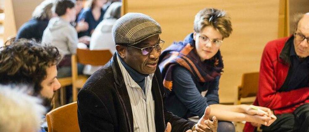 Zuhören und lernen: Ein Mitglied der Initiative "Afrique-Europe-Interact" berichtet beim Strategietreffen der Stiftung im Oktober von seinen Erfahrungen.