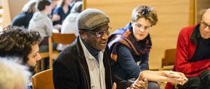 Zuhören und lernen: Ein Mitglied der Initiative "Afrique-Europe-Interact" berichtet beim Strategietreffen der Stiftung im Oktober von seinen Erfahrungen.
