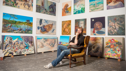 Der Künstler Sebastian Meschenmoser in seinem Atelier
