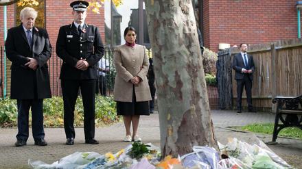 Premier Boris Johnson und Ben-Julian Harrington (2.v.l.), Polizeipräsident von Essex, und Innenministerin Priti Patel bei einer Blumenniederlegung in Gedenken an die Opfer.