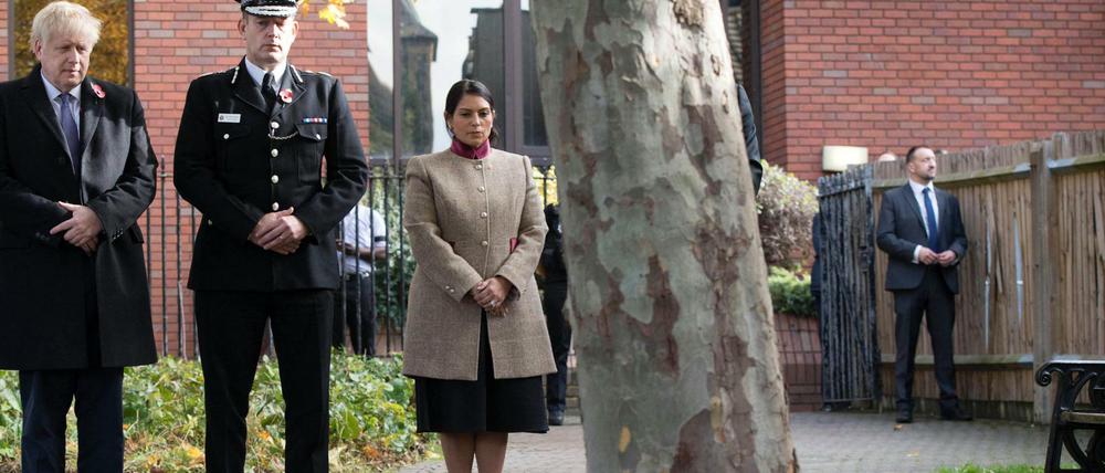 Premier Boris Johnson und Ben-Julian Harrington (2.v.l.), Polizeipräsident von Essex, und Innenministerin Priti Patel bei einer Blumenniederlegung in Gedenken an die Opfer.