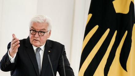 Bundespräsident Frank-Walter Steinmeier spricht im Schloss Bellevue.