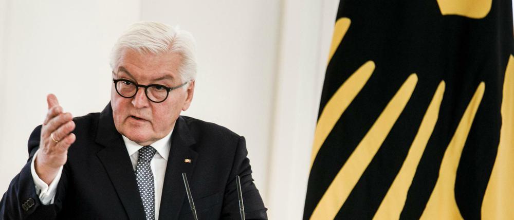 Bundespräsident Frank-Walter Steinmeier spricht im Schloss Bellevue.