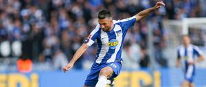 Kapitänsduell. Vedad Ibisevic überspringt Kevin Vogt von der TSG Hoffenheim. 