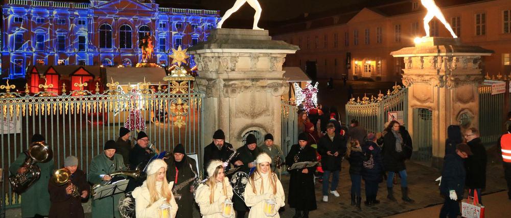 Der Weihnachtsmarkt vor dem Schloss Charlottenburg in Berlin-Charlottenburg.