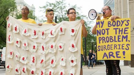 Protest des Intersex Justice Projects in Chicago. Das Laken links ist symbolisch mit blutigen Windeln behängt.