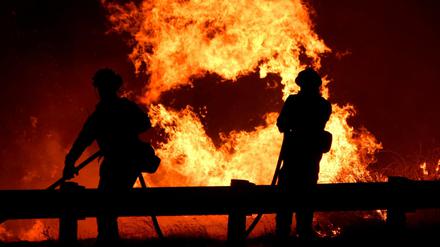 Feuerwehrleute versuchen einen Brand nördlich von Los Angeles einzudämmen.