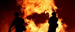 Feuerwehrleute versuchen einen Brand nördlich von Los Angeles einzudämmen.