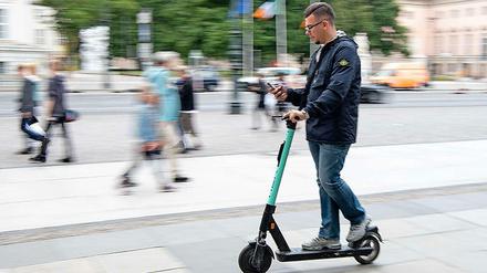 E-Scooter sind umstritten - auch wegen der vielen Verkehrsverstöße, die ihre Fahrer begehen.