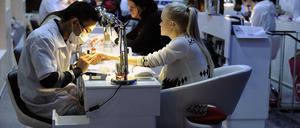 Frauen lassen in einem Studio die Nägel machen.