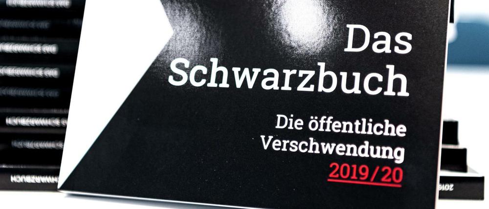 Das Schwarzbuch «Die öffentliche Verschwendung» 2019/20 liegt auf einem Tisch.