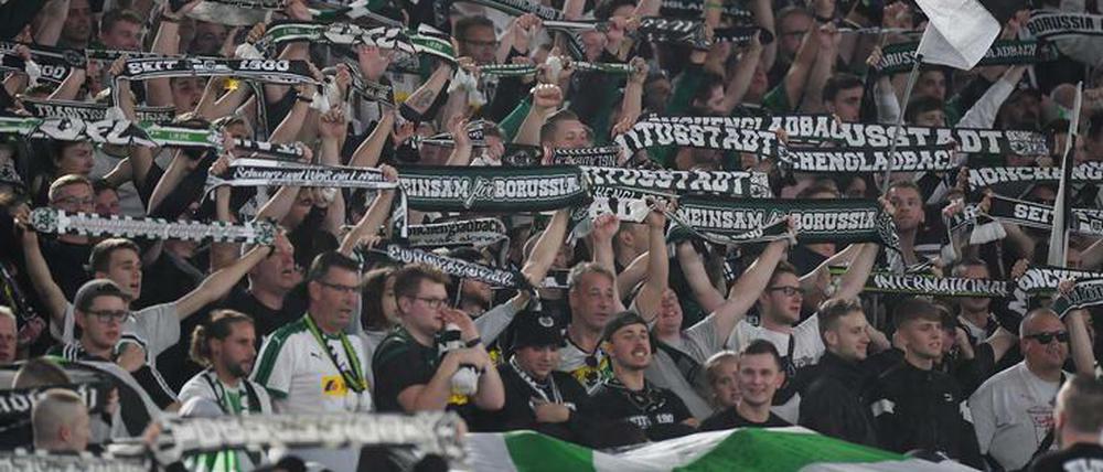 Die Gladbacher Fans durften sich in Rom erst spät freuen und mussten sich noch später wieder ärgern.