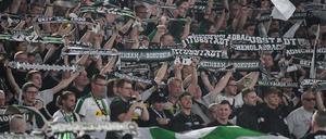 Die Gladbacher Fans durften sich in Rom erst spät freuen und mussten sich noch später wieder ärgern.