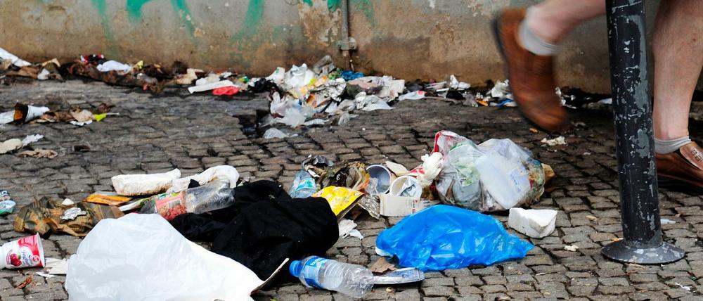 Müll auf der Straße rund um das Kottbusser Tor in Berlin-Kreuzberg.