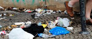 Müll auf der Straße rund um das Kottbusser Tor in Berlin-Kreuzberg.