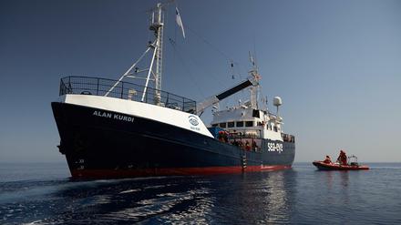 Das Seenotrettungsschiff „Alan Kurdi“ der Organisation Sea-Eye hilft im Mittelmeer.